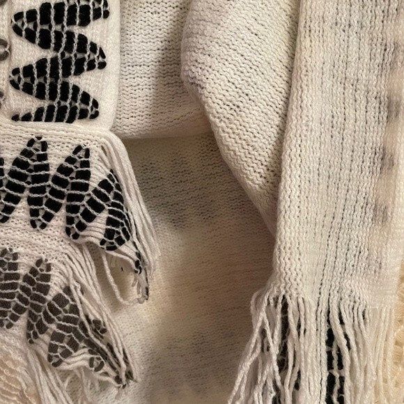 Pinklicious Boho Sweater Poncho with Tassels.Cream,Gray, Black and Brown… - Picture 5 of 7